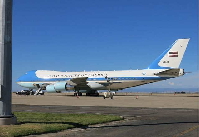 Casa Branca pede para que jornalistas parem de furtar itens do Força Aérea Um