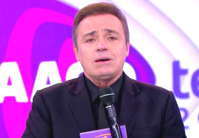 Parentes e amigos participam de missa em homenagem a Gugu Liberato
