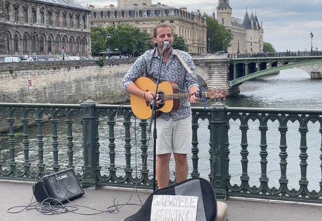Paris Plage é um evento tradicional que acontece anualmente às margens do rio Sena, em Paris