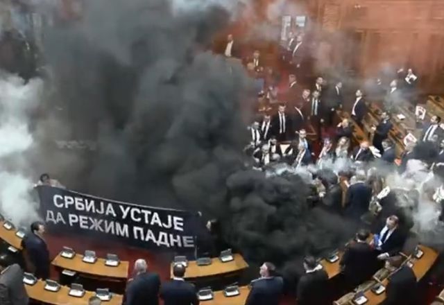 Fumaça preta toma o parlamento da Sérvia | Foto: Reprodução