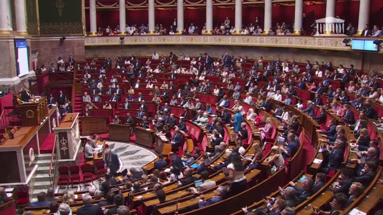 França aprova projeto que cria direito à morte assistida
