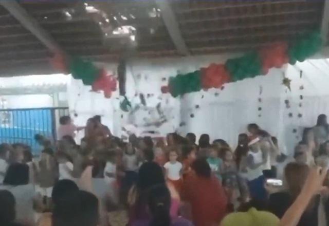 Parte de telhado desabando sobre crianças, que se apresentavam em escola
