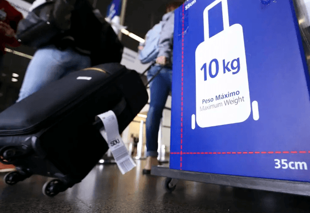 Passageiro com bagagem de mão em aeroporto | Divulgação/Marcelo Camargo/Agência Brasil