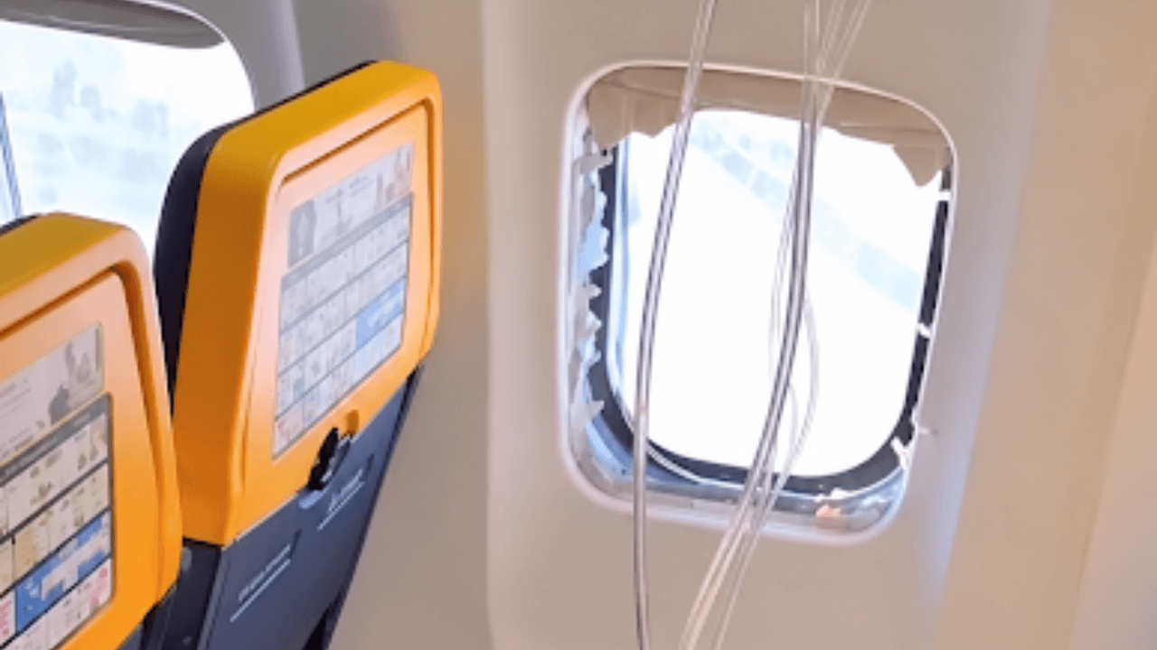 Imagem da notícia: Passageiro de avião é parcialmente sugado para fora em voo Imagem da notícia: Passageiro de avião é parcialmente sugado para fora em voo