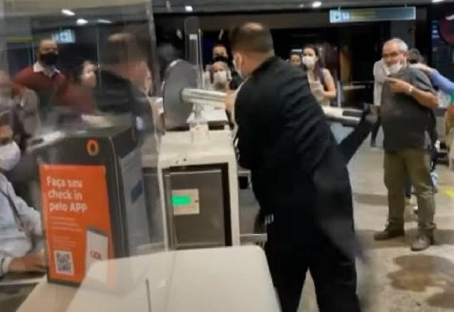 Passageiro revoltado destroi guichê de atendimento no aeroporto de Guarulhos (SP)