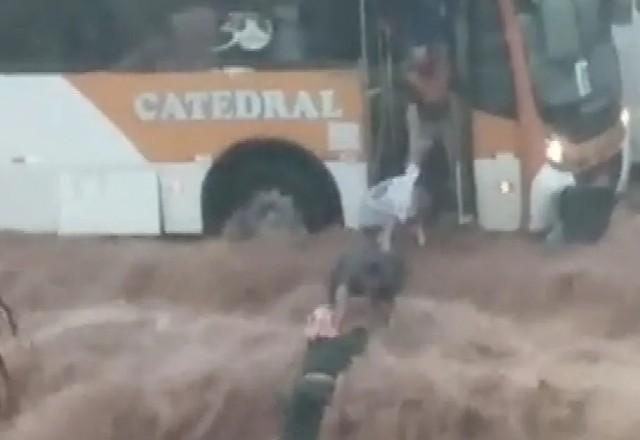 Passageiros de ônibus fazem cordão humano para salvar motoqueiro