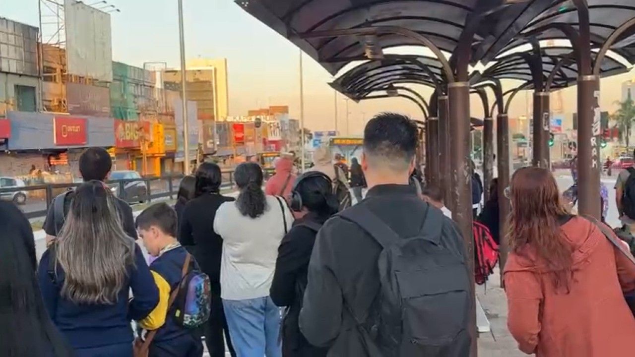 Imagem da notícia: Paralisação de rodoviários impacta transporte público no DF