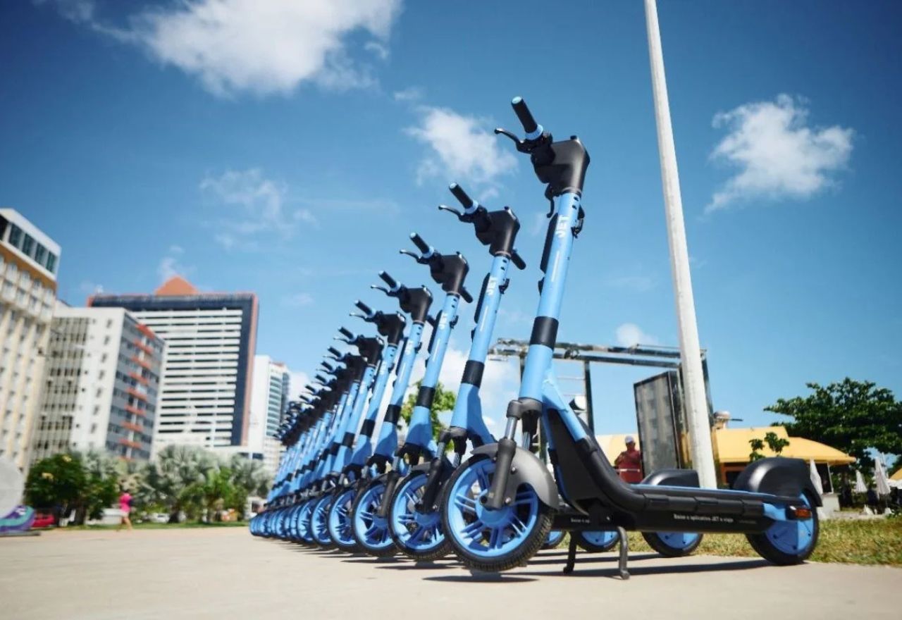 Patinetes elétricos ganham espaço nas cidades brasileiras e exigem atenção no uso