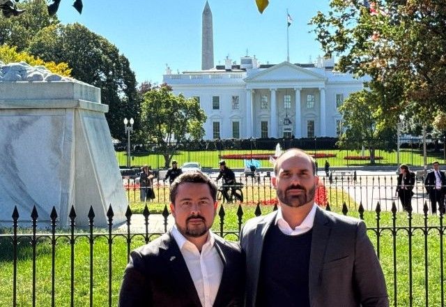 Paulo Figueiredo e Eduardo Bolsonaro em foto na frente da Casa Branca: blogueiro bolsonarista também foi alvo de denúncia da PGR por coação, mas processo será analisado em separado | Reprodução/X/Twitter