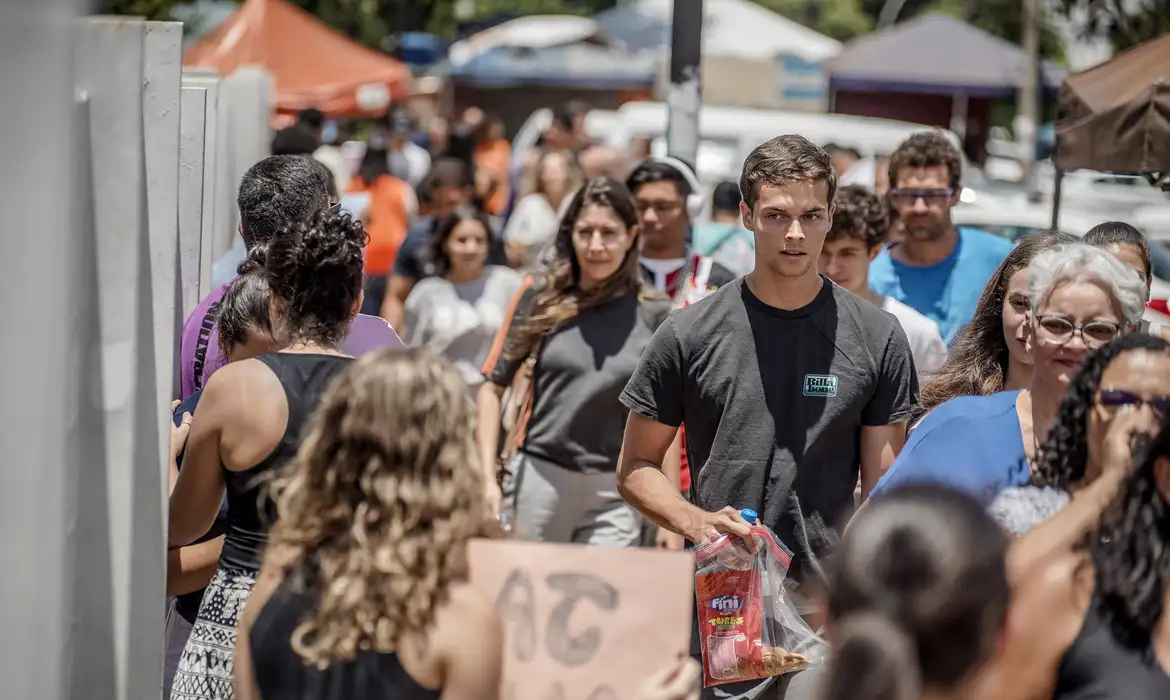 Pé-de-meia vai incentivar com R$ 9,2 mil estudantes do ensino médio.