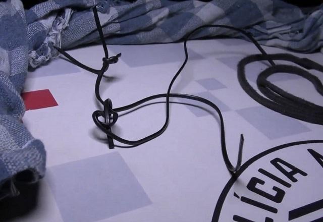 Pedaços de pano e fios sob capô de viatura da polícia militar