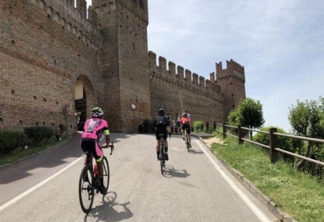 Pedaladas nas estradas italianas exigem dos ciclistas o enfrentamento de subidas longas