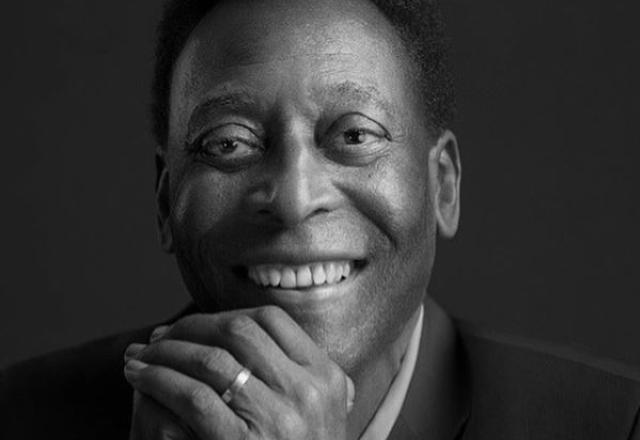 Pelé sorrindo, em preto e branco (Reprodução)