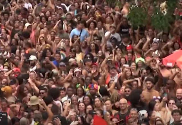 Pelo menos 32 blocos desfilam pelas ruas do Rio de Janeiro, neste fim de semana | SBT
