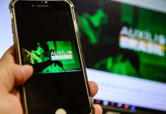 Pessoa acessa o aplicativo do programa social Auxílio Brasil