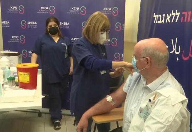 Pessoa em Israel tomando vacina