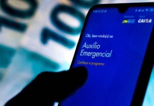 Pessoa fazendo solicitação para receber auxílio pelo celular