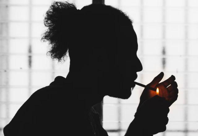Pessoa fumando cigarro