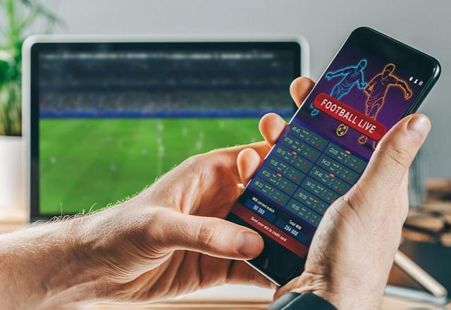 Pessoa mexe em aplicativo sobre futebol, no celular (iStockphoto)