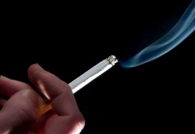 Pessoa segura um cigarro