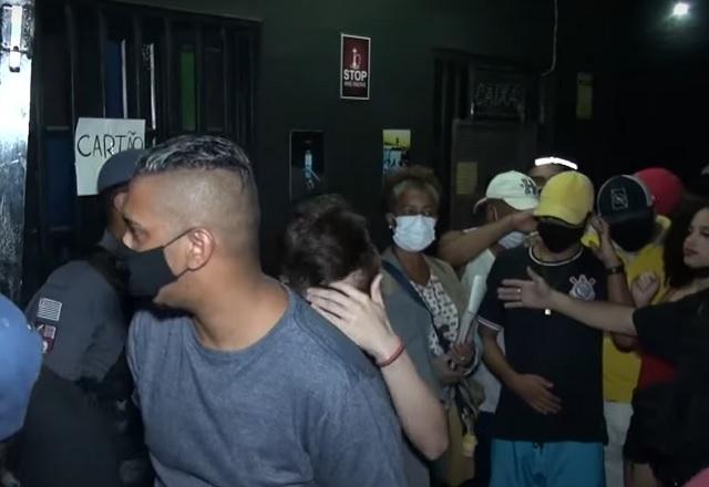 Pessoas aglomeradas em balada irregular durante a pandemia de Covid-19 em SP