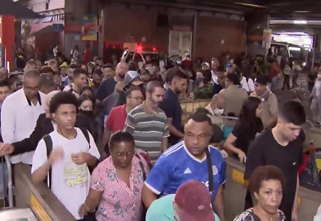 Pessoas aglomeradas em estação de metrô