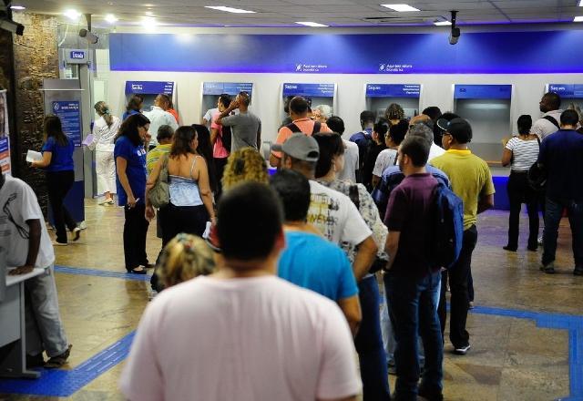 Pessoas aguardam para usar caixa eletrônico da Caixa