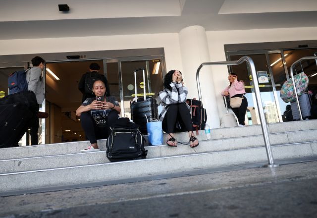 Passageiros aguardam em aeroporto de Porto Rico 3/1/2026 | Foto: REUTERS/Ricardo Arduengo