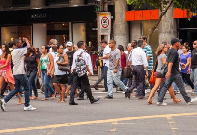 Pessoas andando em rua