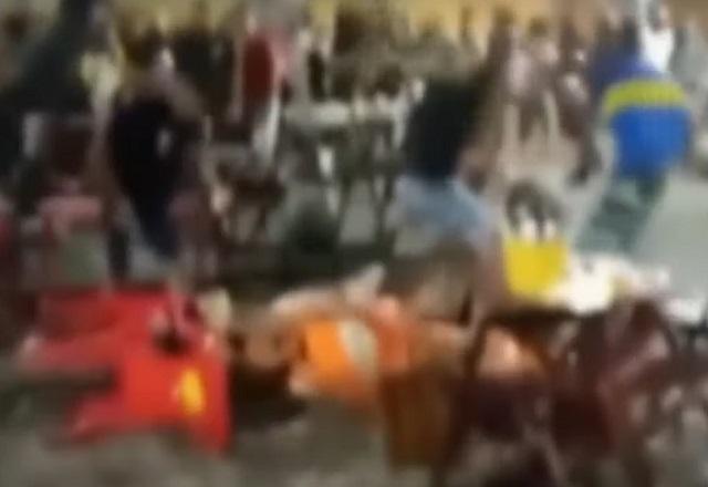 Pessoas brigando em confusão generalizada em bar de Recife (PE)