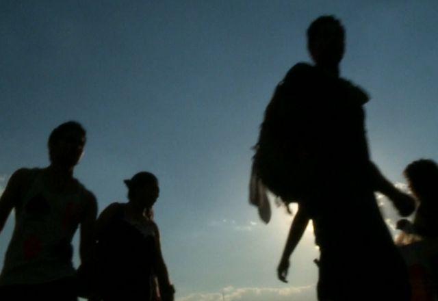 Pessoas caminhando em blur
