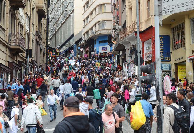 Pessoas caminhando em via (Agência Brasil)