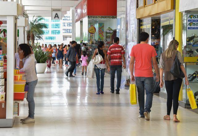 Pessoas caminhando por corredor de shopping (Agência Brasil)