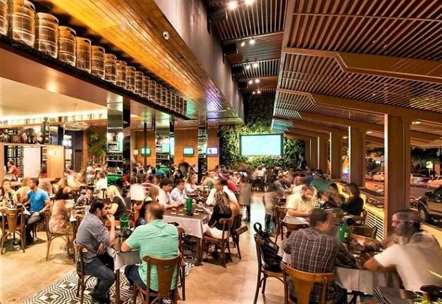 Pessoas comendo em restaurante (Reprodução)