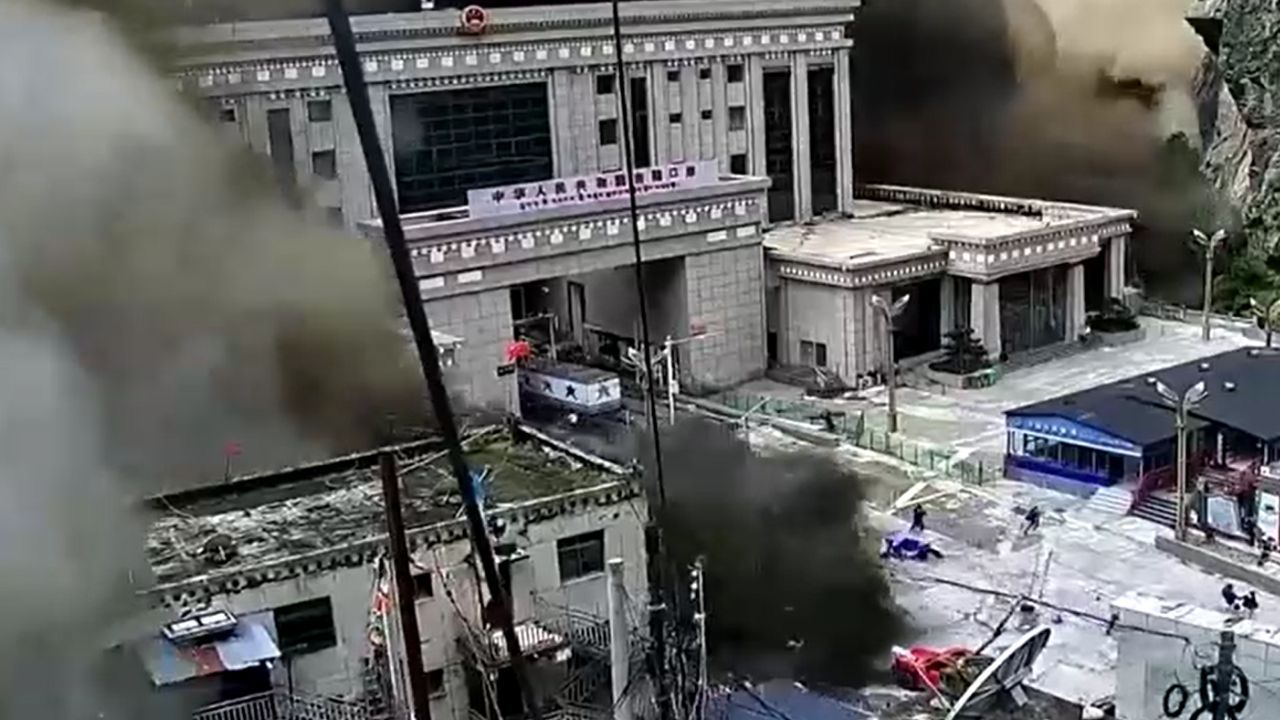 Imagem da notícia: VÍDEO: Deslizamento devasta a fronteira entre Nepal e China