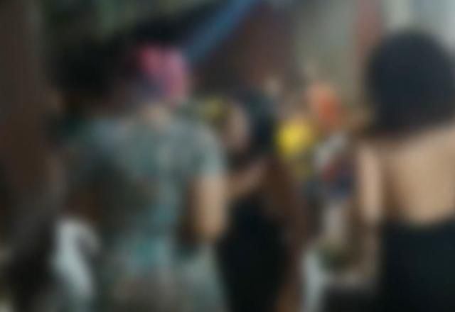 Pessoas dançando em uma festa