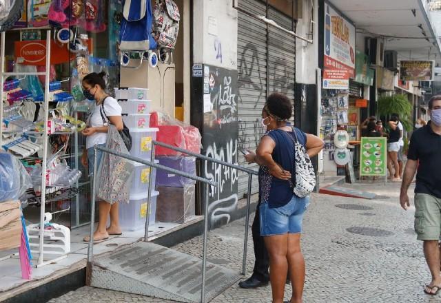 Pessoas de máscara em rua de comércio em Belo Horizonte