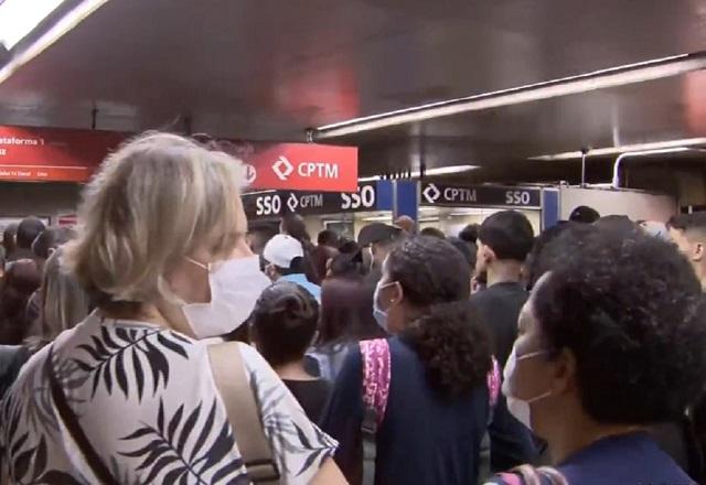 Pessoas dentro de estação de metrô lotada