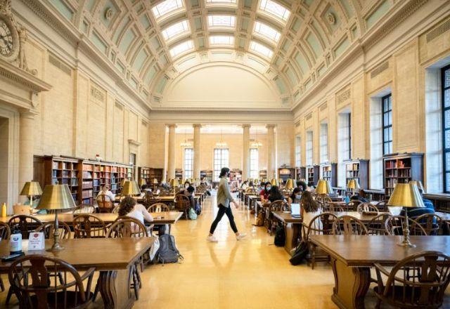 Pessoas em biblioteca em universidade norte-americana