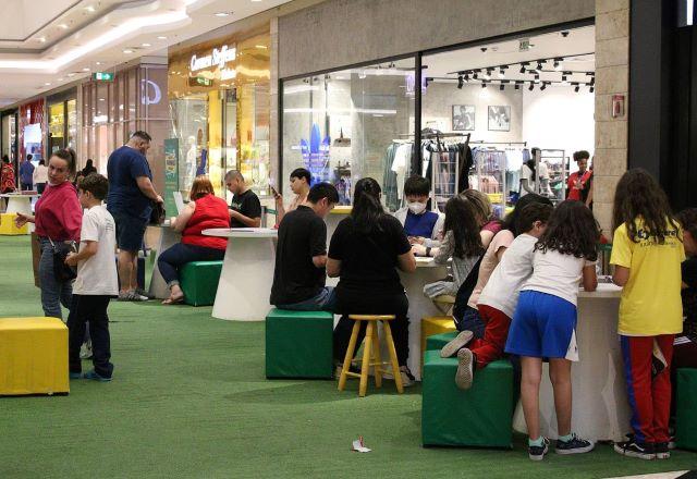 Pessoas em centro comercial em são paulo