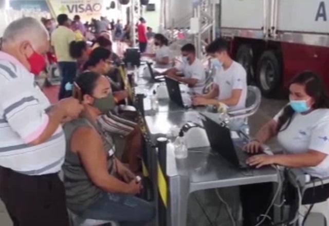 Pessoas em mutirão para tratar catarata