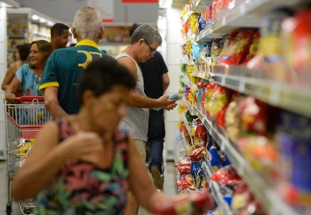 Pessoas fazem compras em supermercado