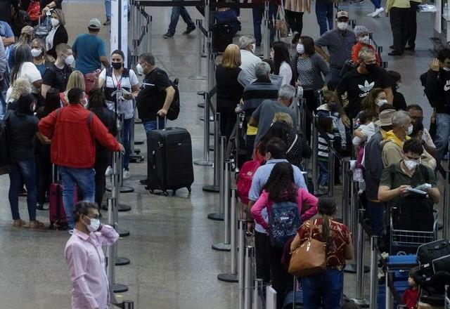 Pessoas na fila, saguão lotado