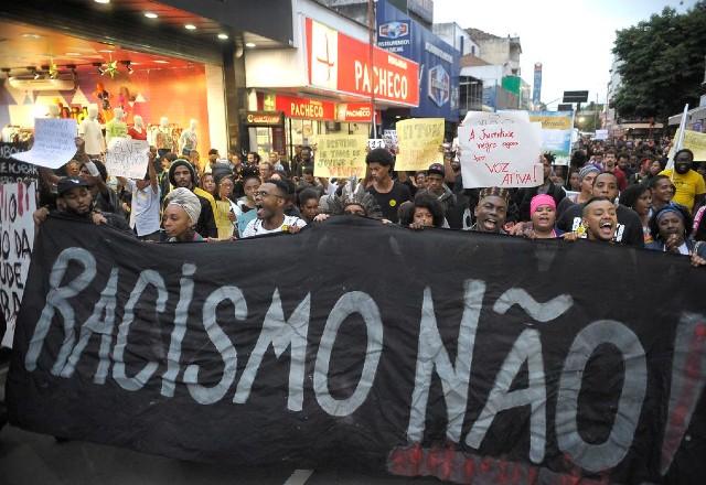 Pessoas negras protestam contra o racismo