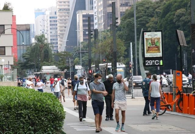 Pessoas usando máscara na Av. Paulista