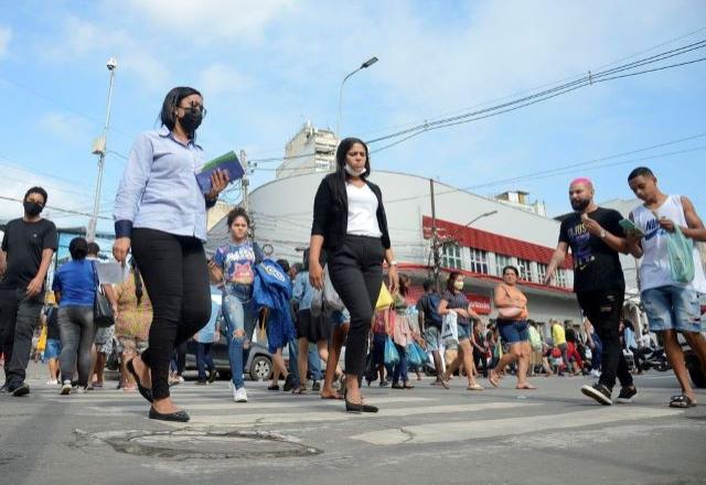 Pessoas usando máscara no Rio