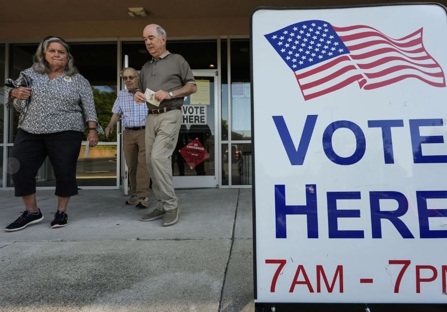 Pessoas votando nos EUA | AP Photo/Mike Stewart