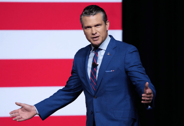 Secretário de Defesa dos EUA, Pete Hegseth, discursa para oficiais militares em Quantico, no estado norte-americano da Virginia | Foto: REUTERS/Andrew Harnik