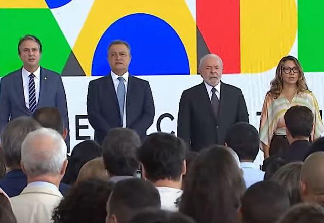 'Petrobras deveria ter investido metade de seus lucros no Brasil', diz Lula