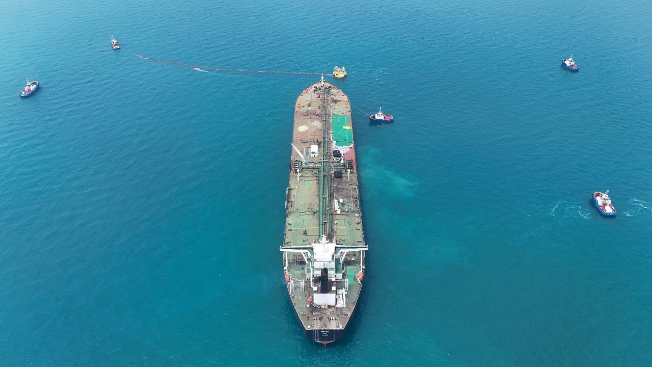 Petroleiro HELGA atracado em um dos terminais petrolíferos offshore do sul do Iraque, próximo a Basra | Mohammed Aty/Reuters